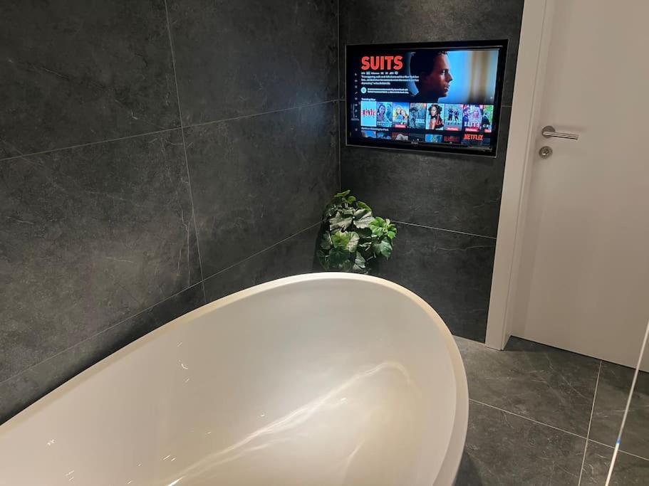 Tiny Wellness Apartment Грац Экстерьер фото